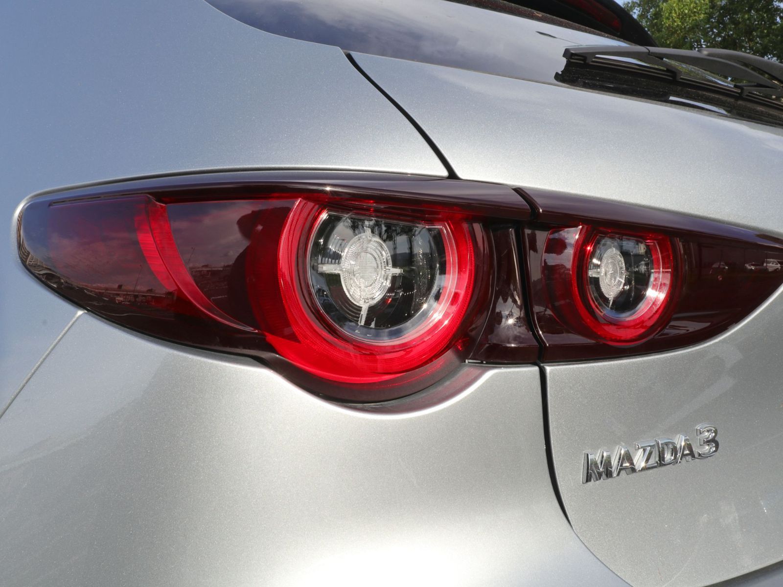 Tint+カット済みMAZDA3テールランプ スモークフィルム鼓動