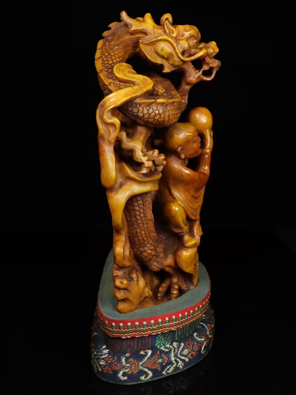 旧家蔵出　古美術　細工彫刻　寿山石 貔貅呑玉 時代物　アンティーク　骨董品 旧家蔵出 古美術 細工彫刻 寿山石 貔貅呑玉 時代物 アンティーク
