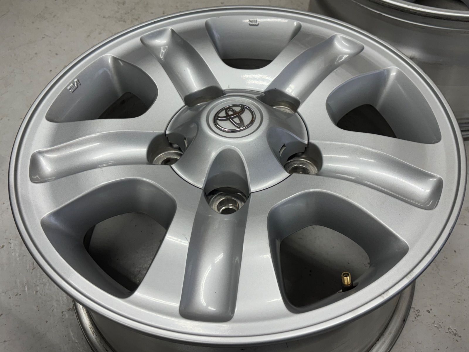 トヨタ ランドクルーザー ランクル100純正 17インチ 17×8j 5穴-150 