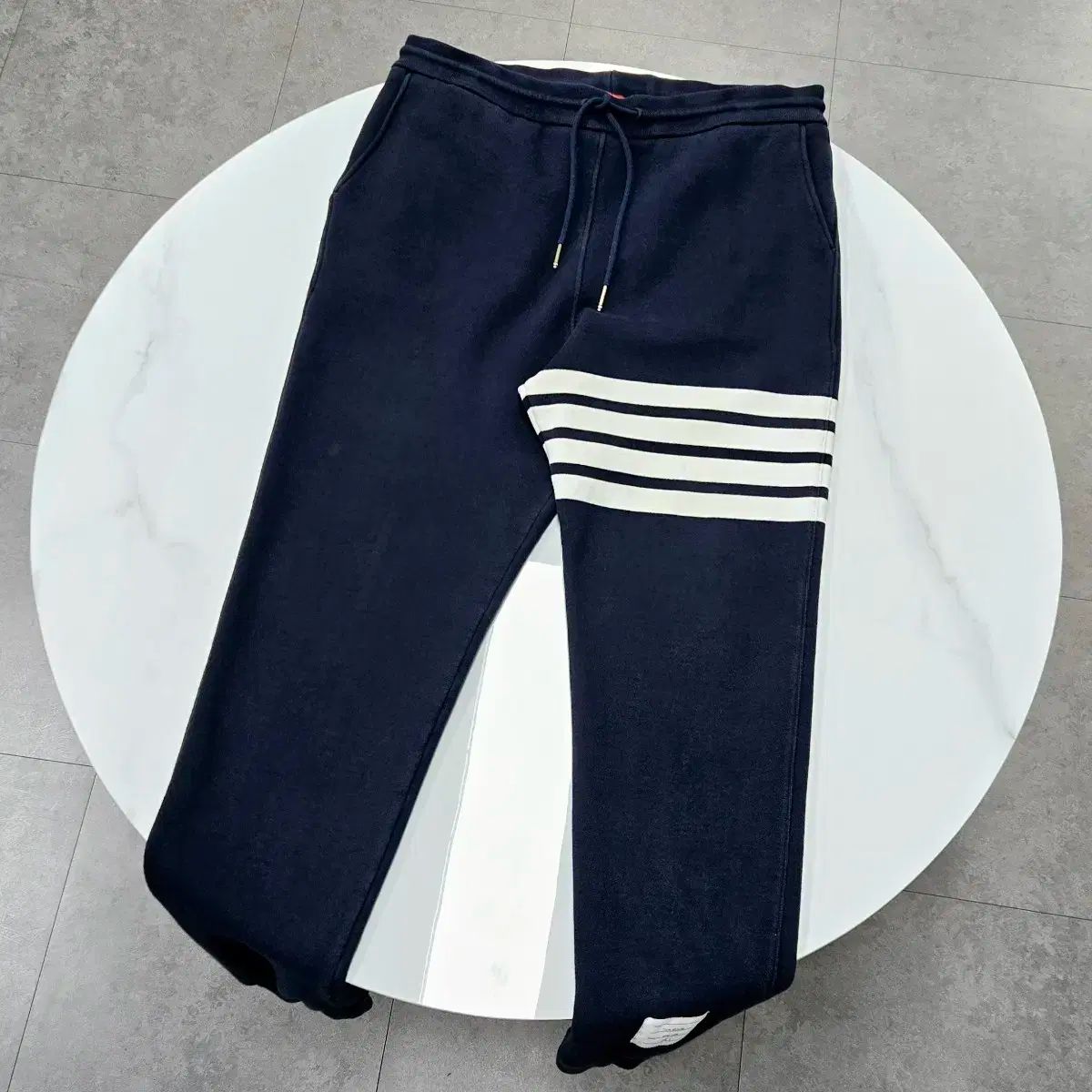 THOM BROWNE ネイビー ストライプ ジョガーパンツ THOM BROWNE - THOM