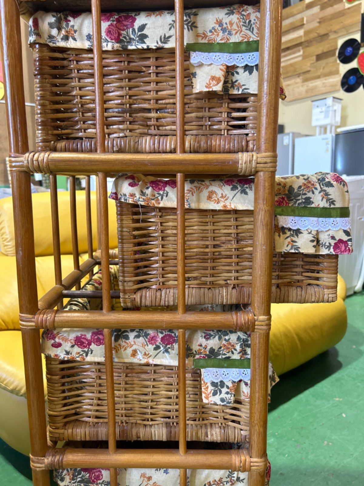 【送料込み♪】お洒落なラタンの5段タンス♪昭和レトロ　チェスト　棚　ラック ラタンチェスト 5段 チェスト 棚 花柄 飾棚 レース 昭和 レトロ 籐