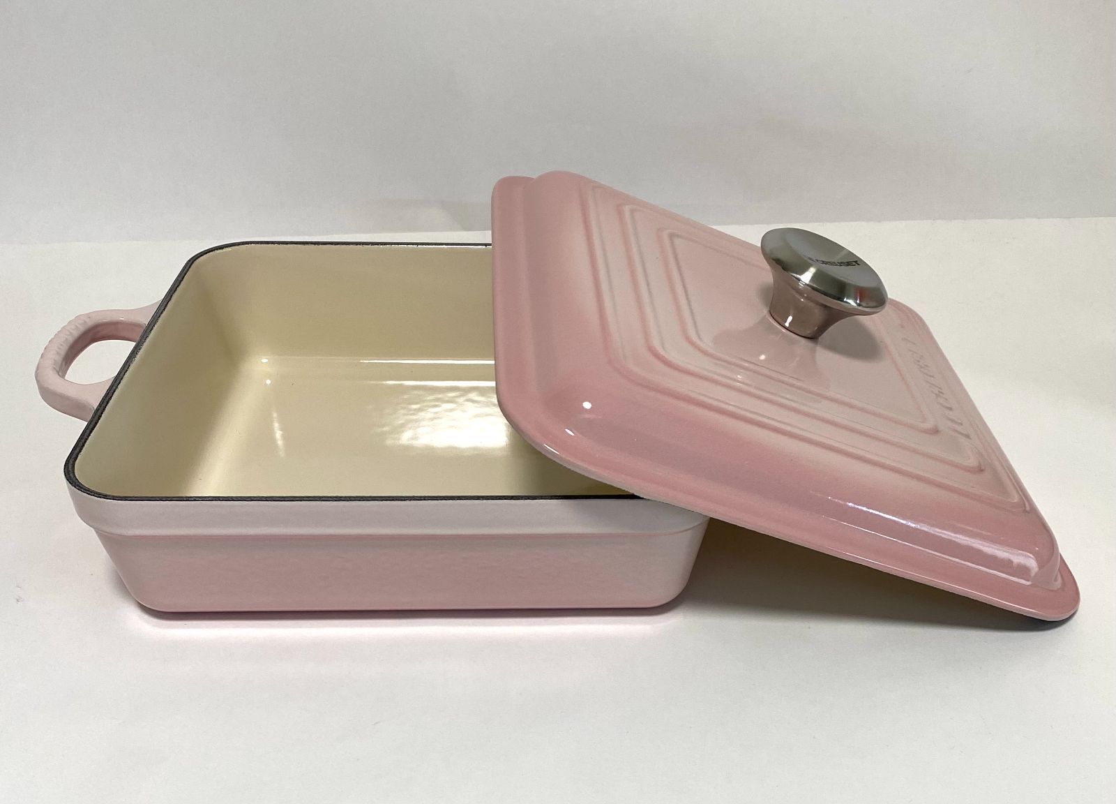 新品未使用・ルクルーゼ・シグニチャー・スクエア24㌢・シェルピン ルクルーゼ シグニチャー ココットスクエア 24cm シェルピンク