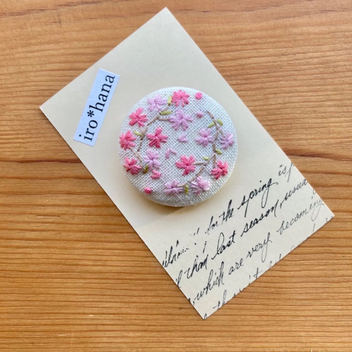 くるみボタン刺繍ブローチ (桜サク＊) ハンドメイド - メルカリ