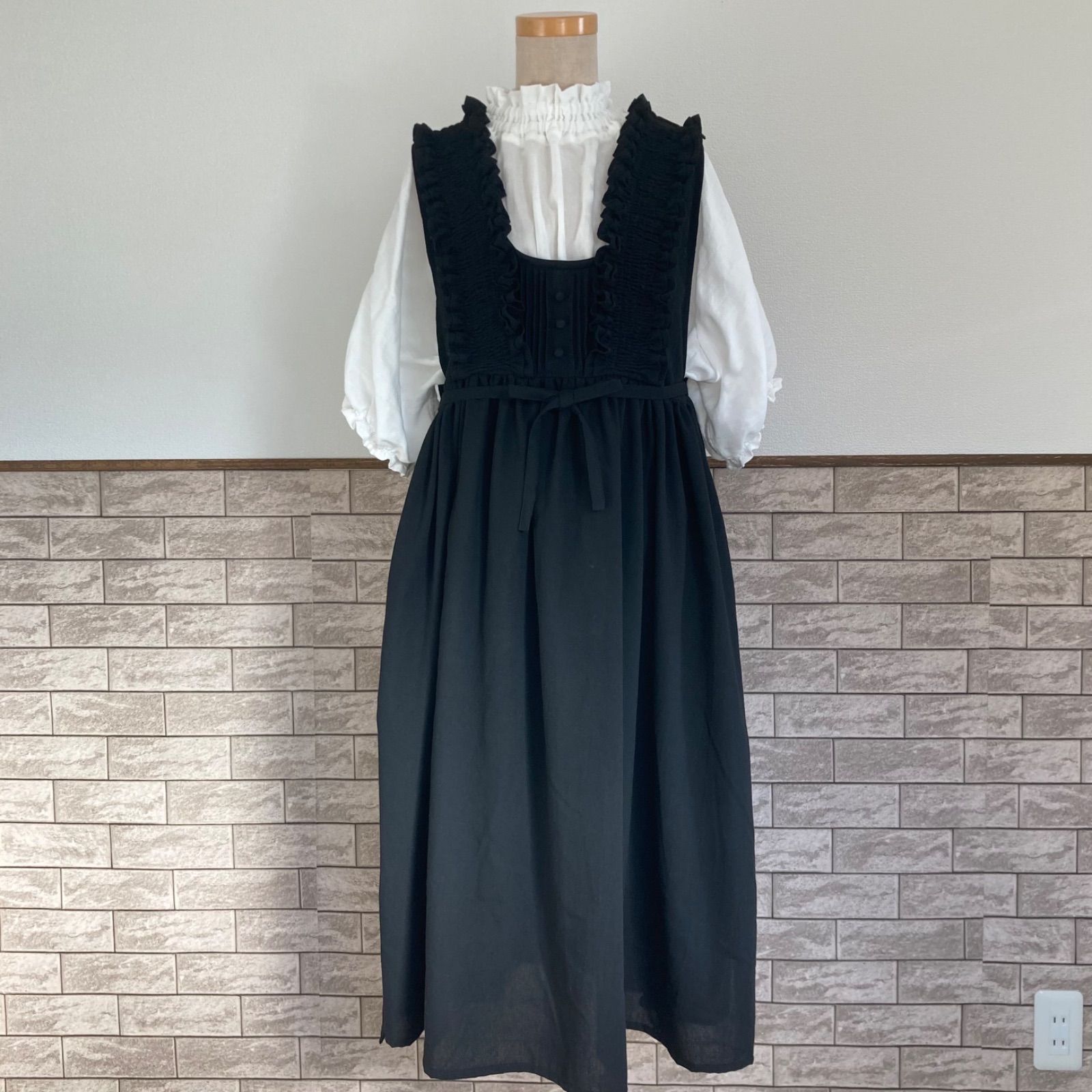 ギャザーフリル＆ピンタック サイドリボンのエプロンワンピース ブラック ゴシック