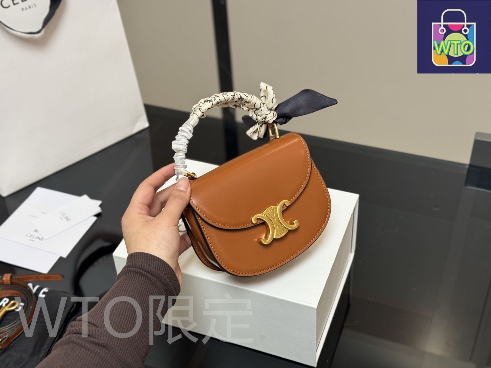 【スマートでコンパクト☆】CELINE ハンドバック 今日特価】Celine Besace Triomphe カワイイハンドバッグ-WTO
