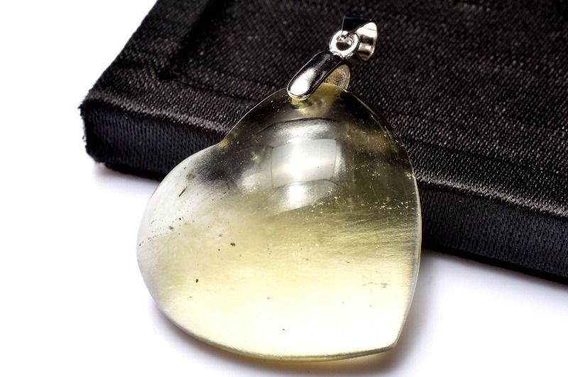 一点物　天然石　ハンドメイドブレス　リビアングラス　ハート　カット　リビアン 一点物 天然石 ハンドメイドブレス リビアングラス ハート カット リビアン