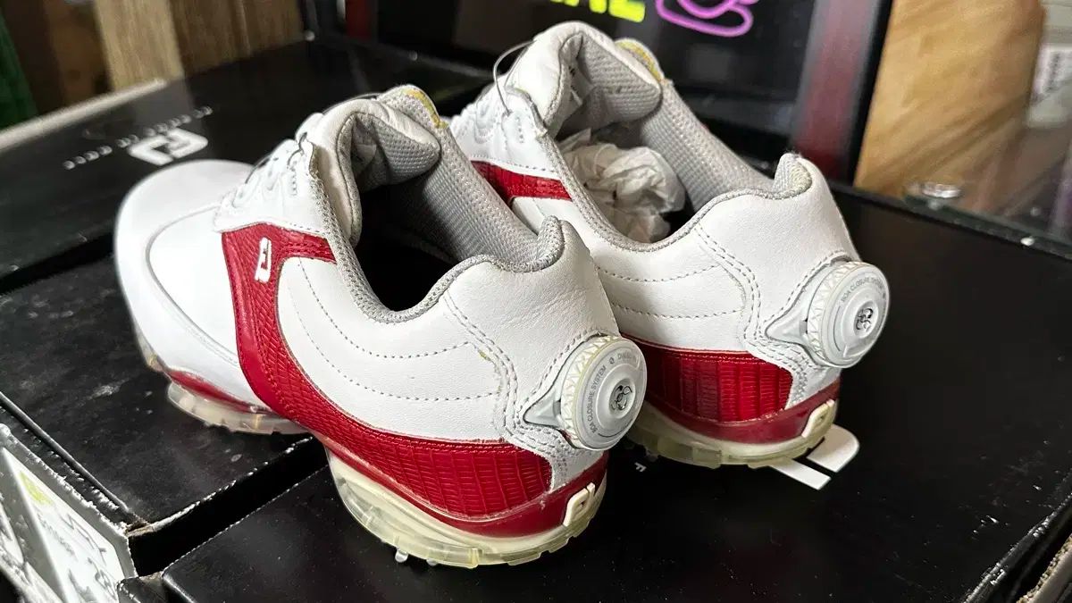 ゴルフシューズ ホワイト/レッド スパイク付き New Balance ゴルフ