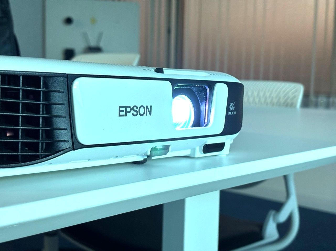 【美品】EPSON プロジェクター EB-W41 中古】ビジネスプロジェクター EB-W41