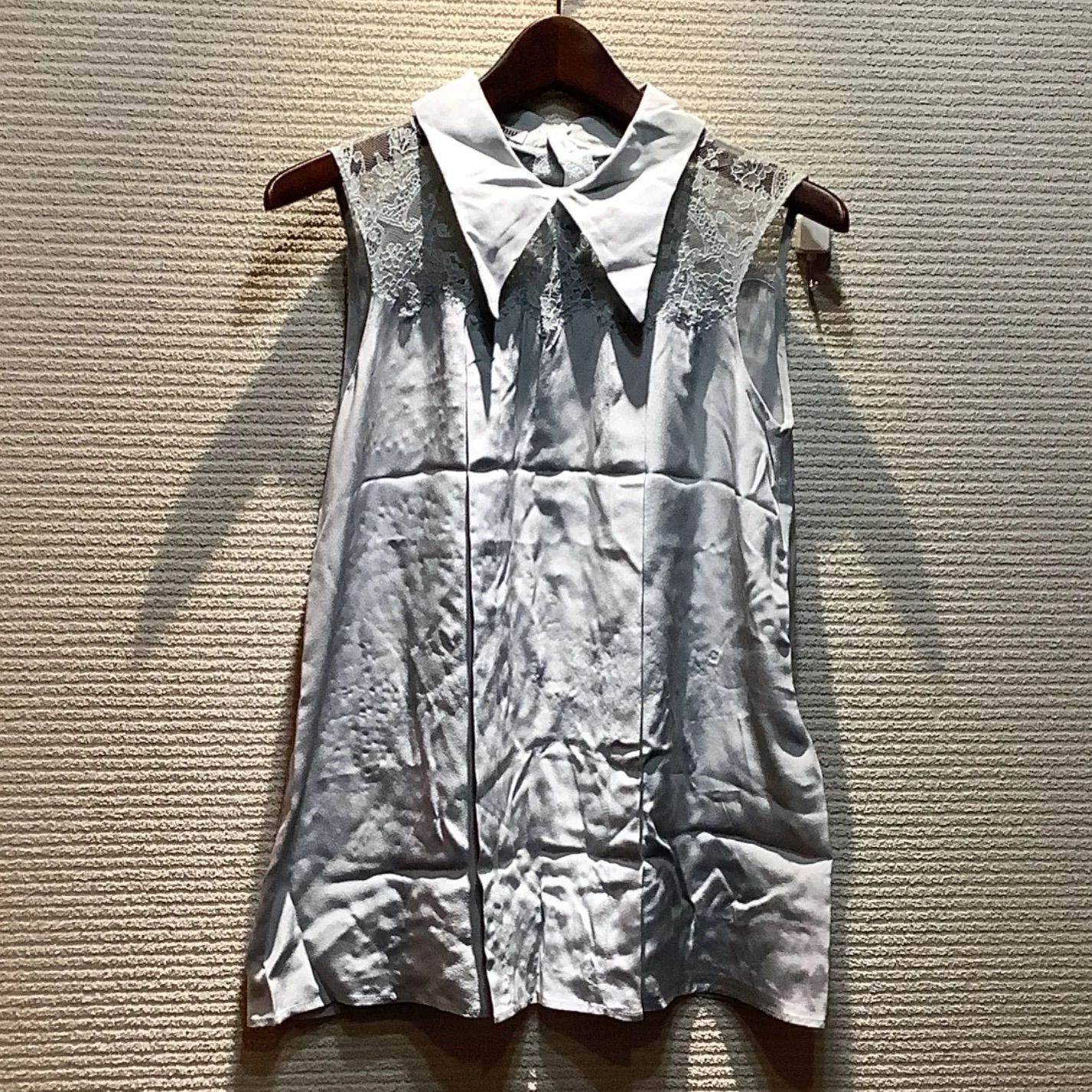 定価8万 miumiu ノースリーブ シャツ レース prada 美品 ブラウス miu miu ミュウミュウ 襟 レース ブラウス シャツ ノースリーブ ブルー