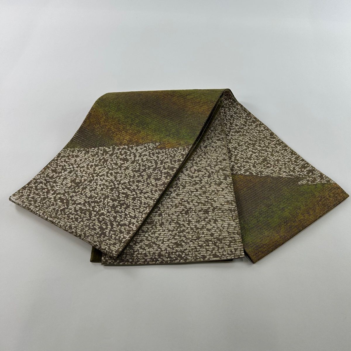 T12 未使用袋帯秀品幾何学模様 銀糸お太鼓柄正絹　美品 袋帯 美品 秀品 縞 幾何学模様 金銀糸 金色 お太鼓柄 正絹