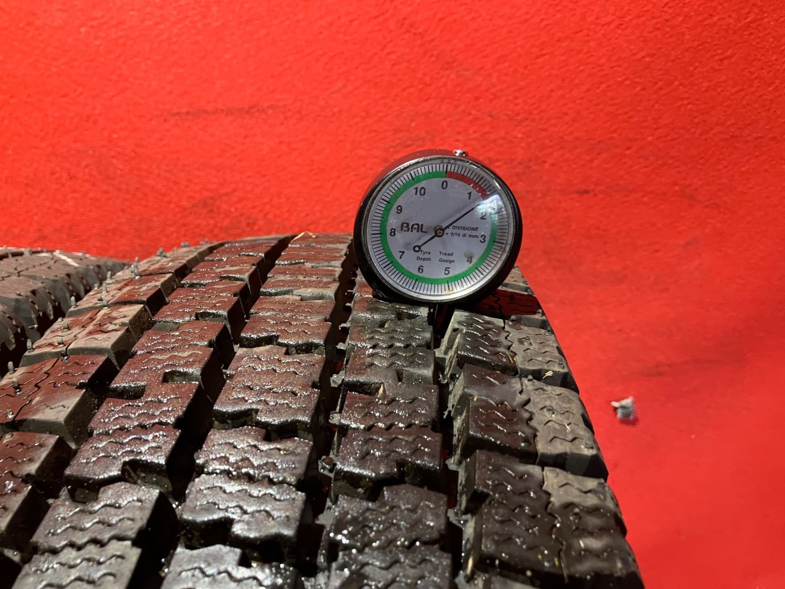 個人宅配送不可 新車外し トラックスタッドレスタイヤ 205 85R16 117 115N TOYO M935 4本SET