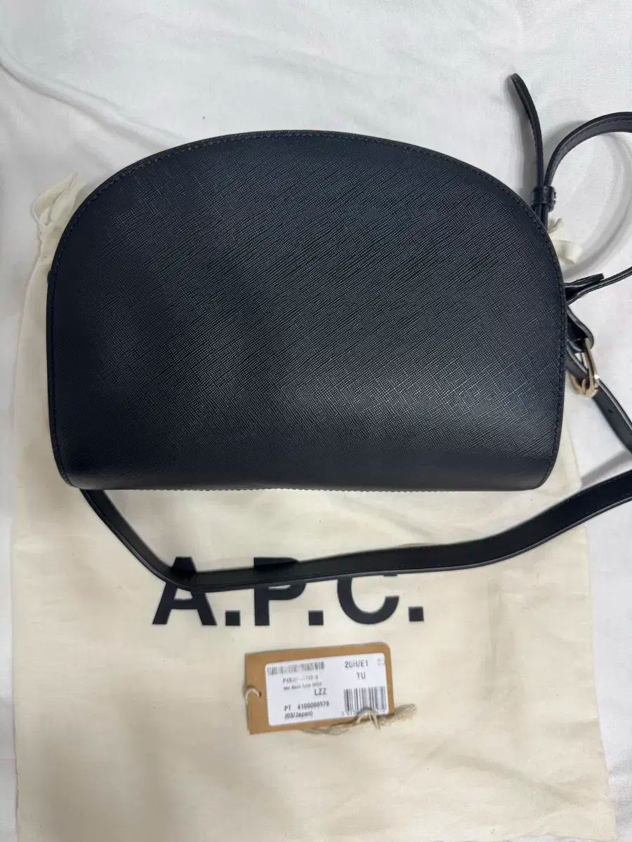 春／夏商品続々入荷！ A.P.C アー ペー セー ハーフムーンバッグ ファッションアイテム