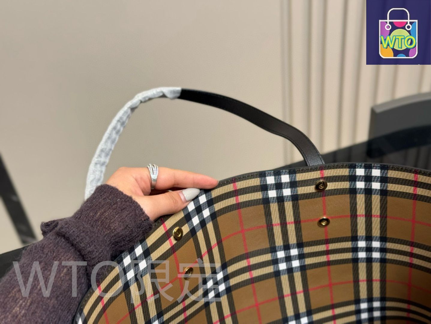【関税&送料込】Burberry Embroidered Canvas Shopping Bag Burberry Check E-Canvas Tote Bag - Bergdorf Goodman
