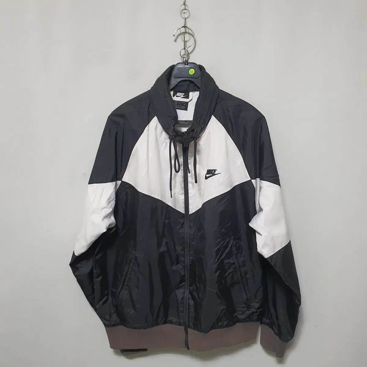 黒 フード付き ウィンドブレーカー XTFJK07H4 アウトストリング フード付き ウィンドブレーカー