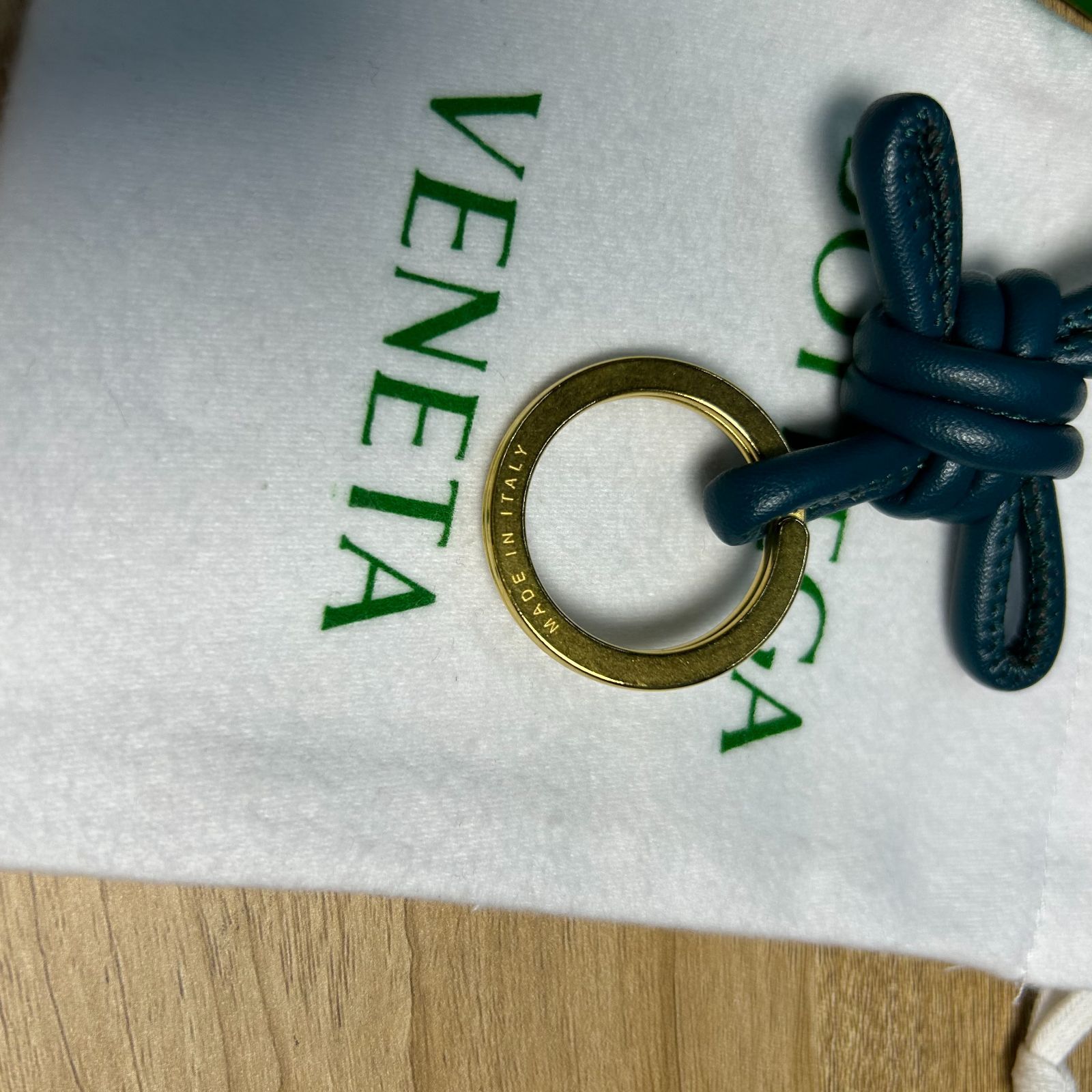 新品 ✨BOTTEGA VENETA レザーのキーリング 紺色 - メルカリ