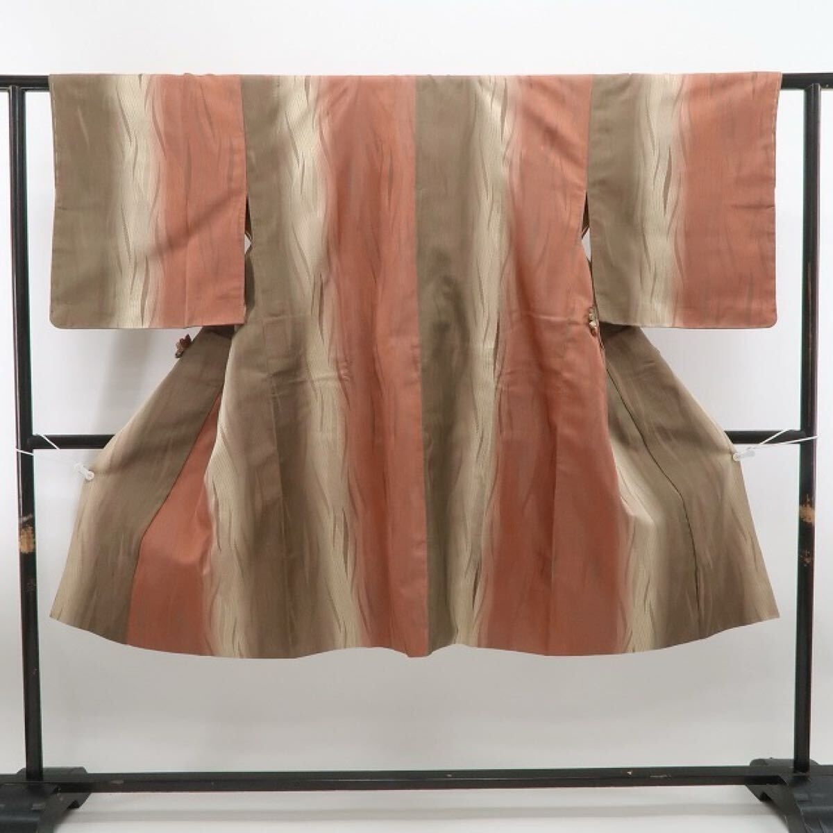 ❁tomihisa❁ 縦暈し 草木染 着物 正絹 視線を射止めて振り返るお洒落自慢のハイセンス”仕付け糸付 ロング丈 道中着 6963