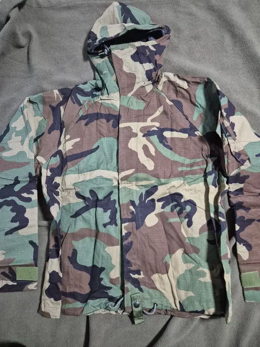 米軍 防護服 新品です