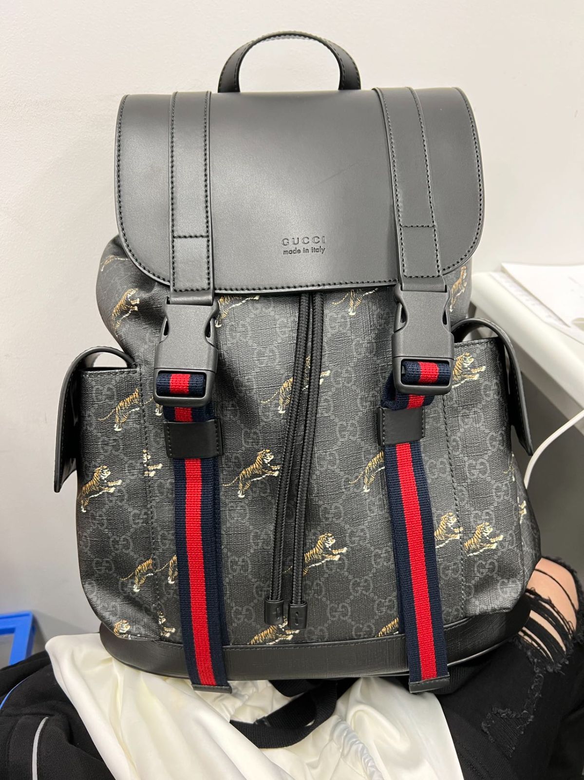 GUCCI グッチ 引き紐バックル付きフラップバックパック ノートパソコン用バッグ ダブルGプリント ショルダーバッグ タイガー 版