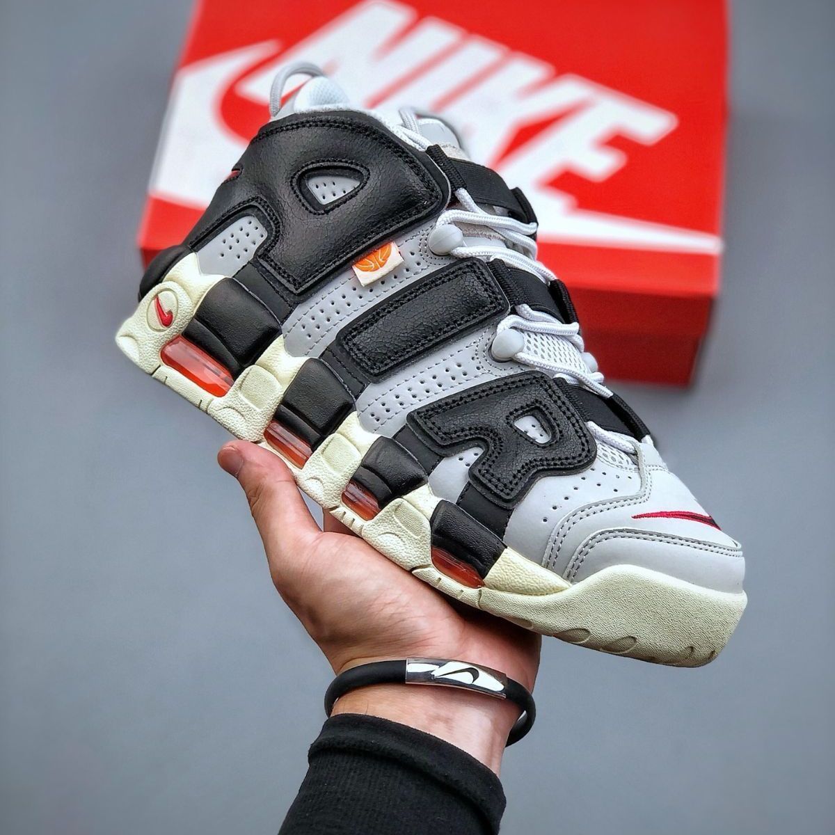 新品未使用 ナイキ スニーカー Nike Air More Uptempo hoops  バスケットボールシューズ 男女兼用 グレーブラック