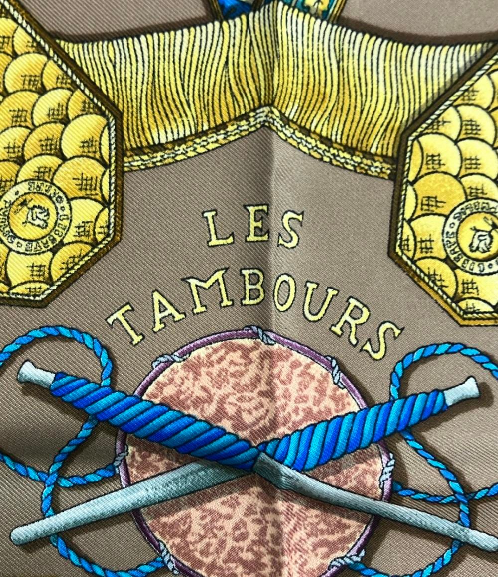 スカーフを纏うHermesLes Tambours Finesse プリント カフタン スカーフを纏うHermesLes Tambours Finesse プリント カフタン