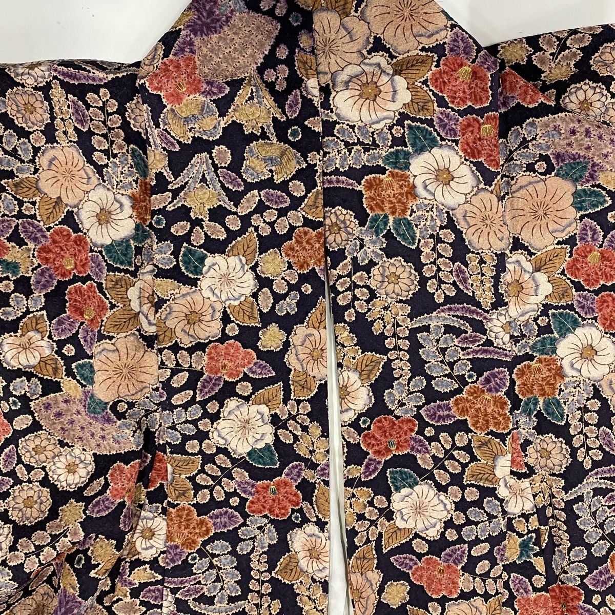 美品　しつけ付き　未使用　正絹　青紫縮緬　椿文様小紋着物　身丈161裄丈65.5 付下げ 身丈164cm 裄丈66cm M 袷 落款あり 段縞 幾何学 銀通し