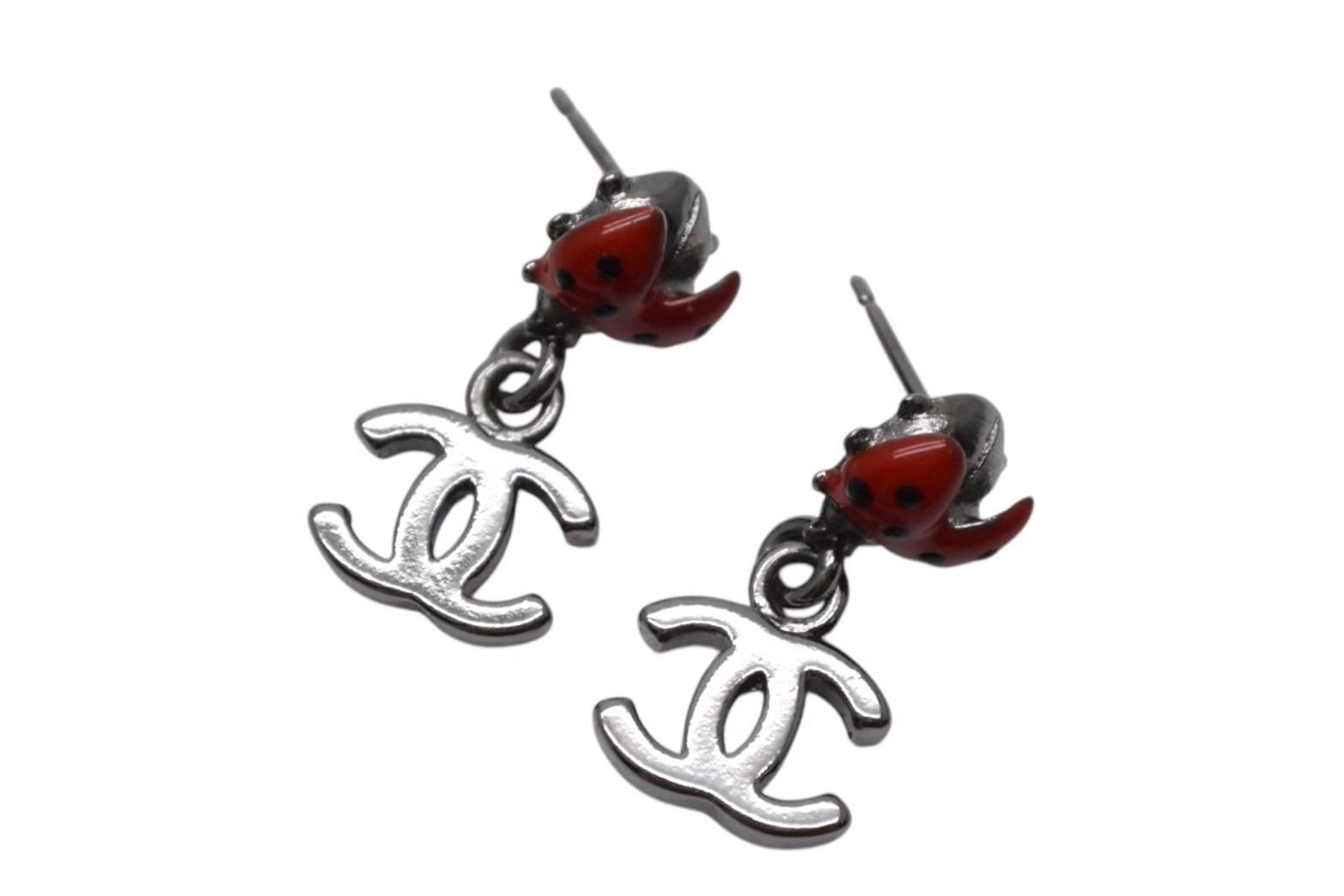CHANEL シャネル ココマーク てんとう虫 ピアス 重量約4.0g 06P刻印 ガンメタ レッド メタル 両耳用 4b000401
