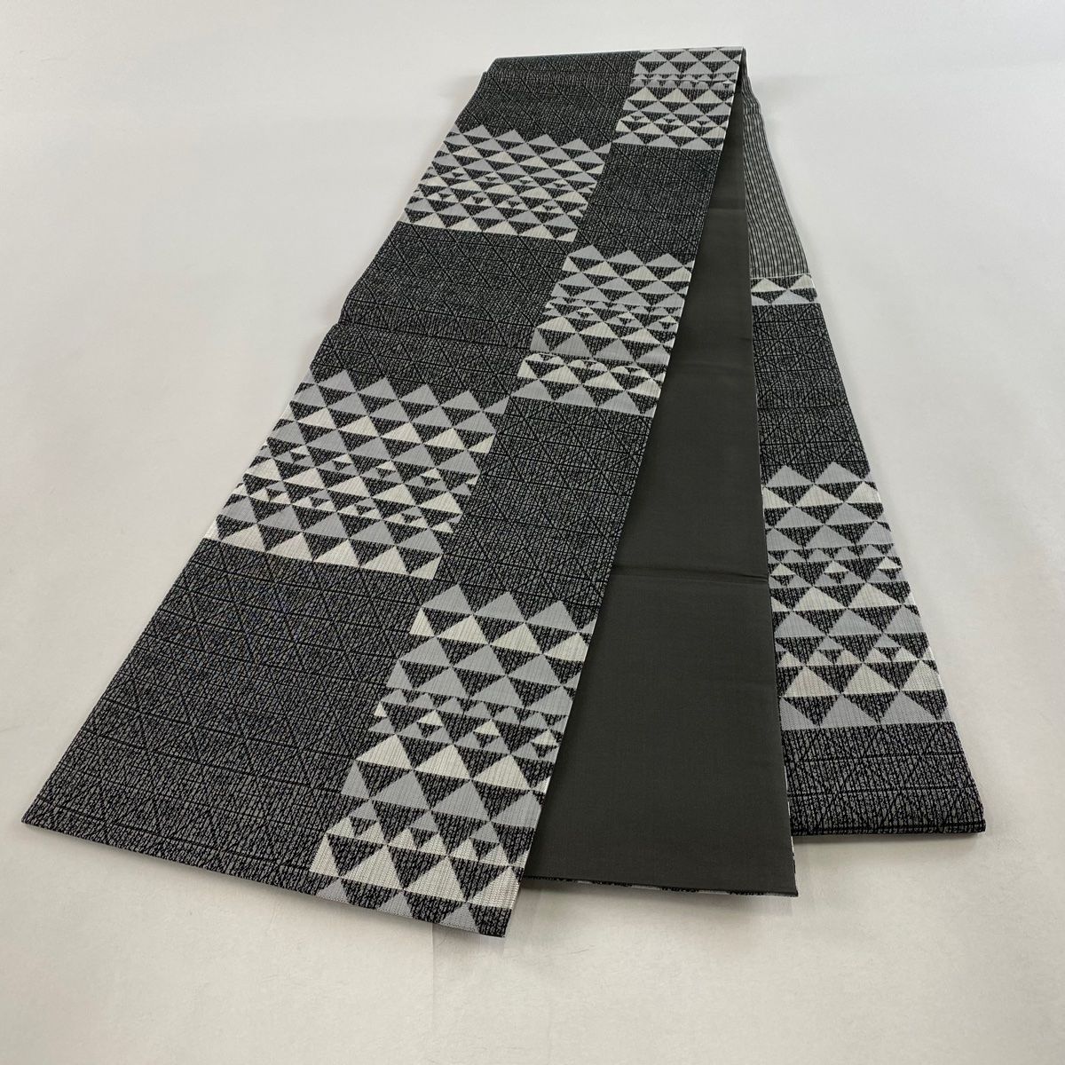『4年保証』 変わり市松 鱗文 名品 美品 袋帯 黒灰 【中古 正絹 六通 着物・浴衣