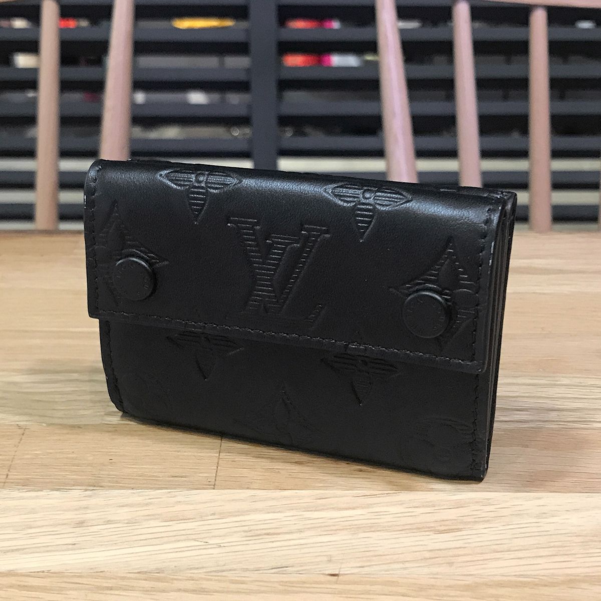ルイヴィトン イニシャル入り モノグラムシャドウ ディスカバリーコンパクトウォレット レザー M67631 ノワール 黒 12276