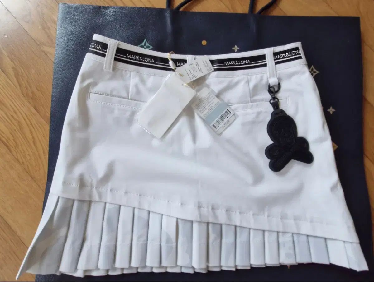 72 マークアンドロナ　スカート 新品　　 MARK＆LONA MARK&LONA マークアンドロナ スカート 黒×白 ウエストゴム ロゴ