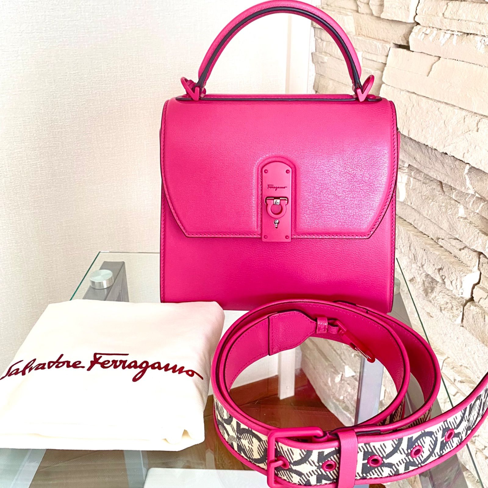 新品・未使用】フェラガモ Boxyz ミディアム ショルダーバッグ