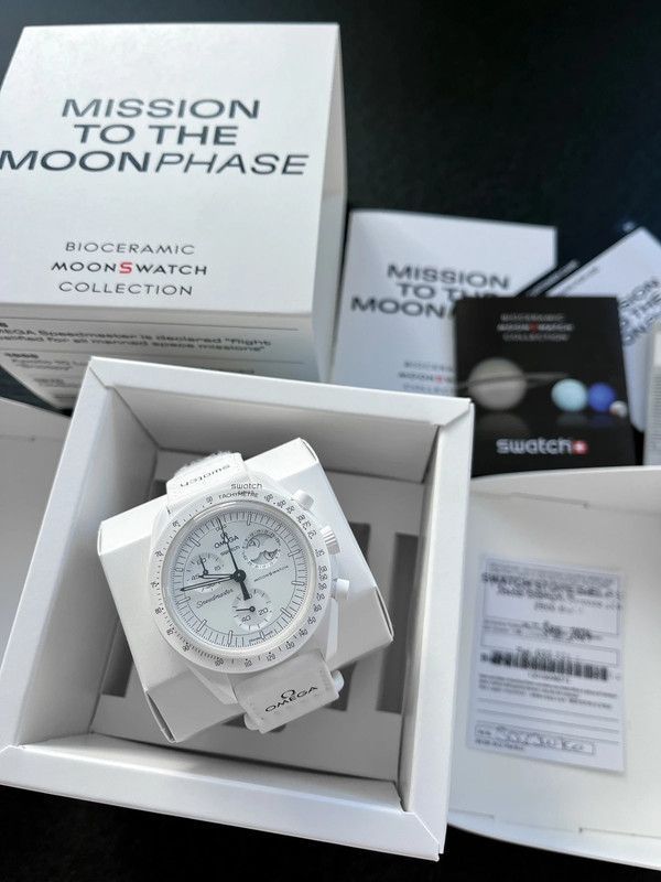 新品 Swatch x Omega Bioceramic Moonswatch Mission To Moonphase Snoopy SO33W700 スウォッチxオメガバイオセラミックス ムーンウォッチ 月面着陸計画 スヌーピー