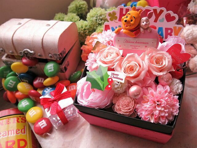 匿名配送/くまのプーさん ピグレット 薔薇の花束 ピンバッジ プーさん ピグレット ハート入り 花束風 箱を開けてサプライズ