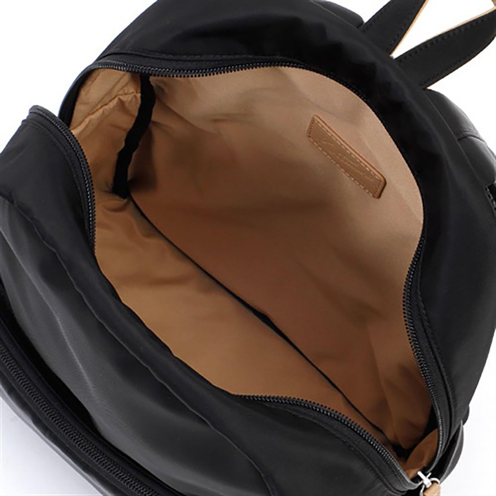 リュック 身体に触れる部分はメッシュクッション生地