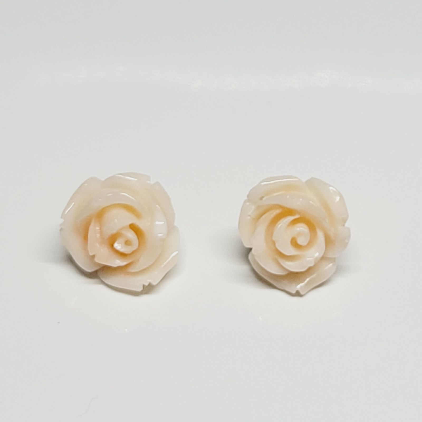 １着でも送料無料 ☆珊瑚ピアス☆K18ミス珊瑚バラの花ピアス☆姫珊瑚薔薇彫り アクセサリー