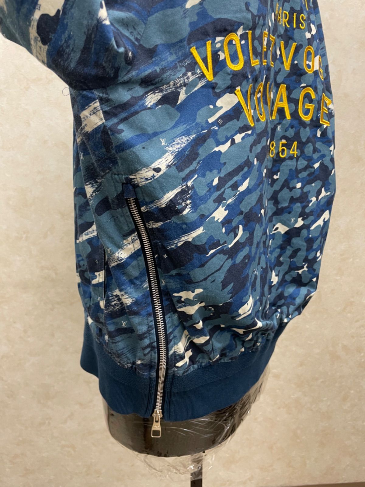 美品ルイヴィトン VOLEZ VOGUEZ VOYAGED カモフラ ジャケット LOUIS VUITTON】ルイヴィトン ボンバージャケットVOLEZ VOGUEZ