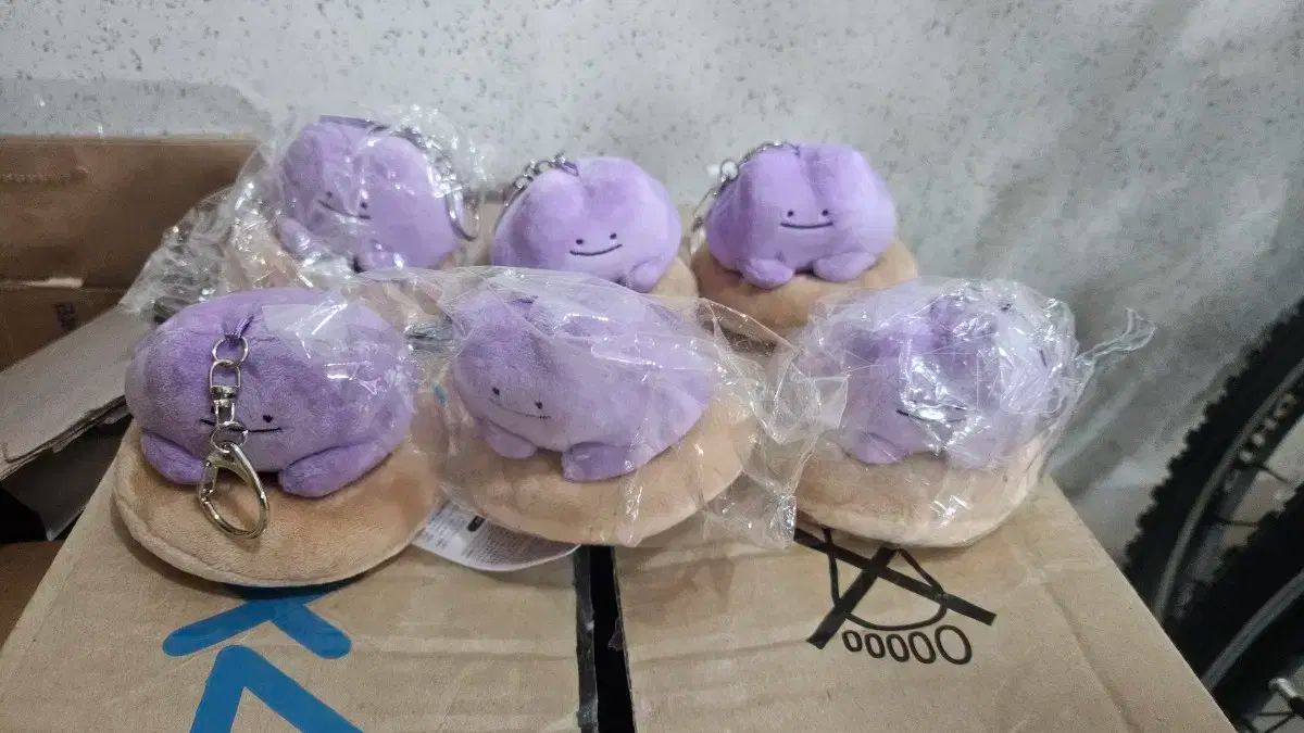 性 クリスピークリーム ポケットモンスター ドーナツキーリング メタモン キーホルダー 娯楽 集まった 用品