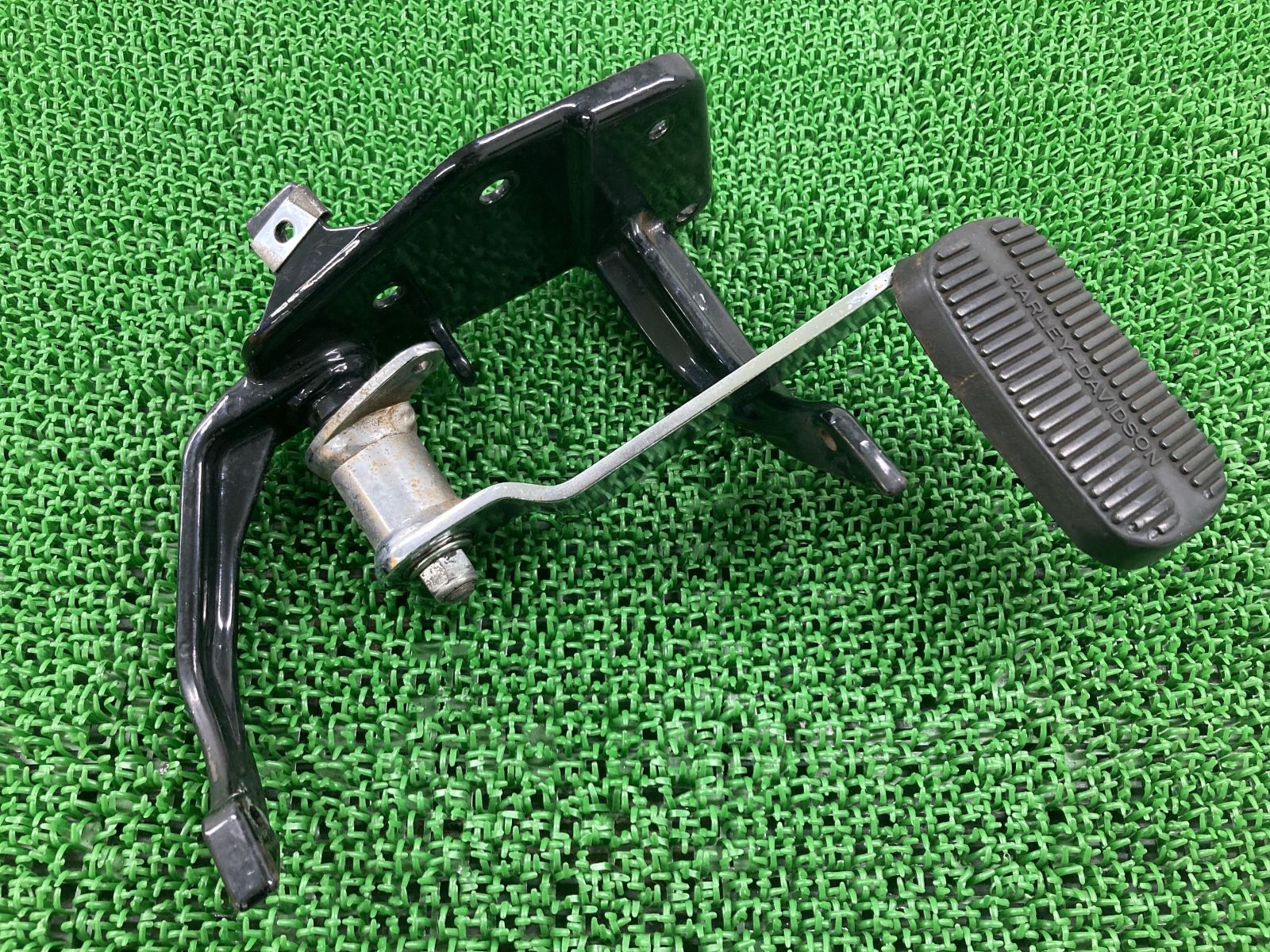 FLSTC ステップ 右 ハーレー 純正 中古 バイク 部品 ソフテイル 87-99年 ブレーキペダル ホルダー ブラケット 車検 Genuine