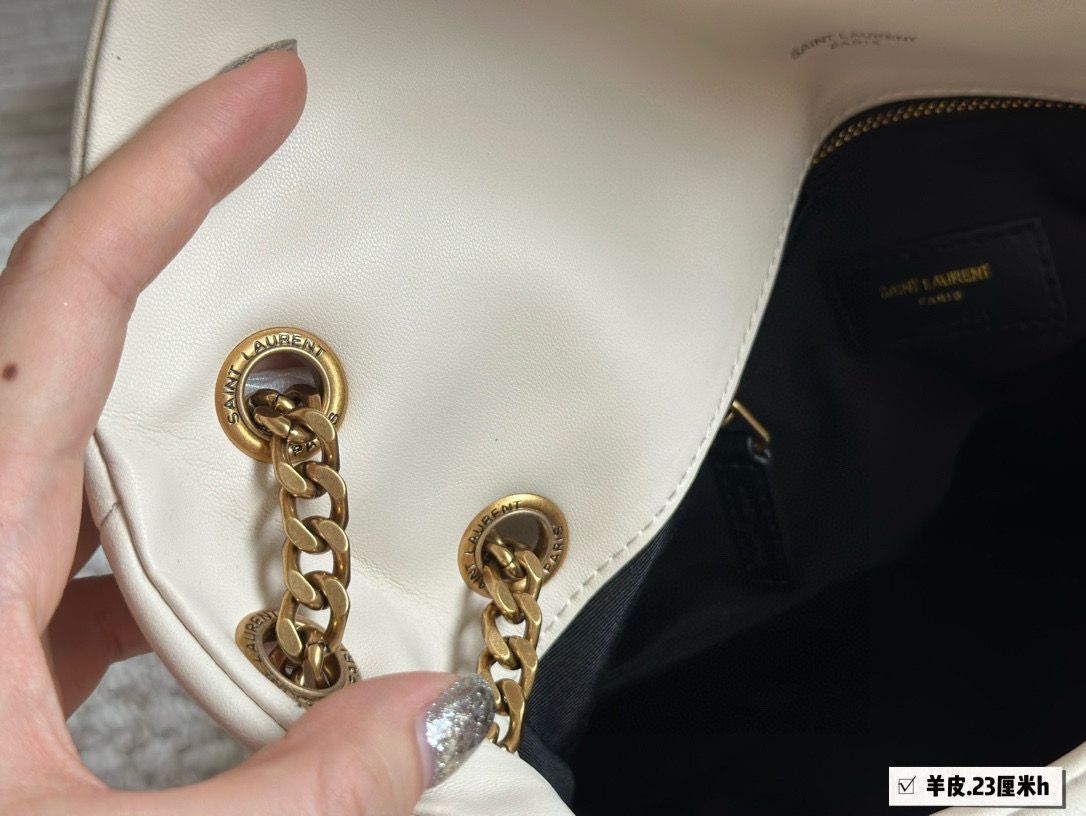 ⭐️ YSL の Loulou Puffer クッションバッグ 大きさ 29×22cm 小ささ 23×16cm -MM輸入5