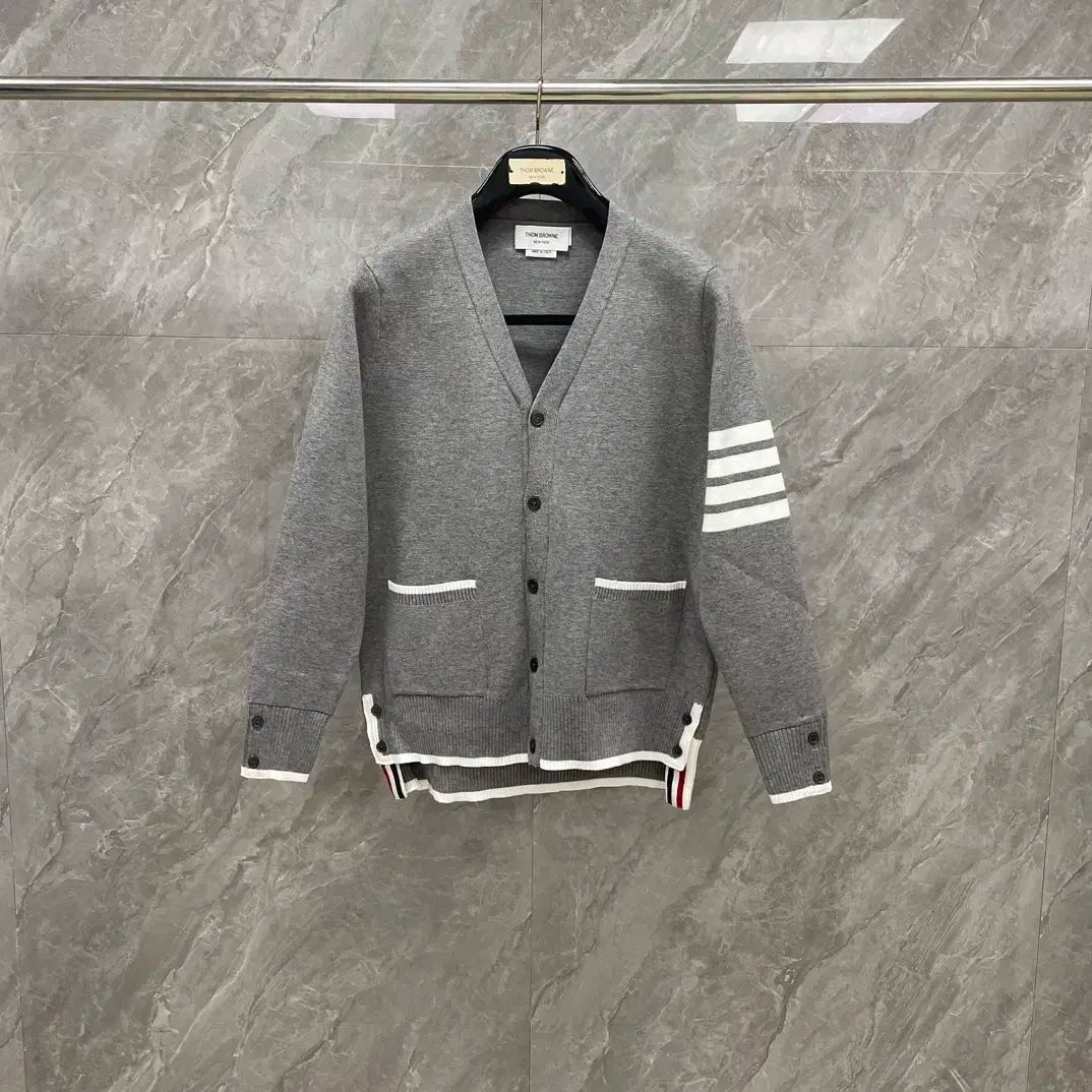 【ふりーざ未使用】イタリア製THOM BROWNE グレーカーディガン 1 Thom Browne(トム・ブラウン) ユニセックス カジュアル ロゴ