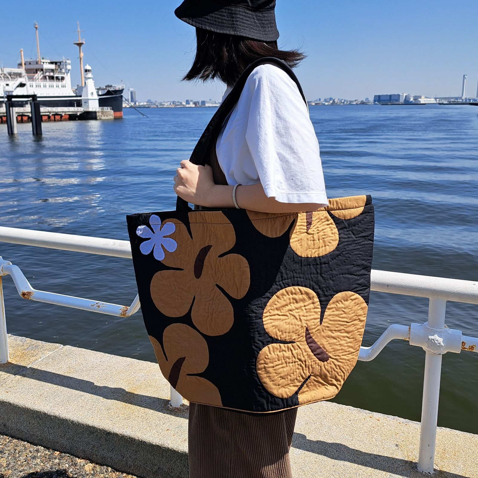 Hawaiianquiltハワイアンキルトバッグ ハイビスカス柄スクエアートートバッグ 大 ネイビー/ レディースバック ハワイアンキルトバック  ハワイアン雑貨