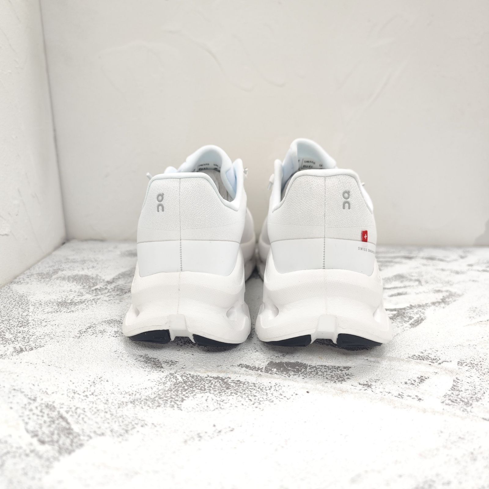 ON Cloudtilt（クラウドティルト）ホワイト スニーカー 男女兼用