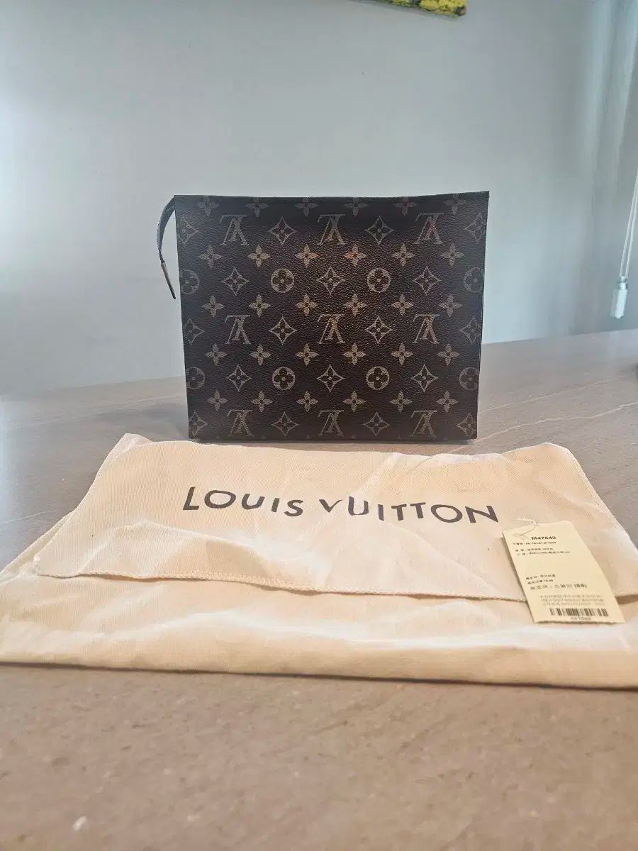 Louis Vuitton ヴァージル ポシェット ヴォワヤージュ クラッチバッグ