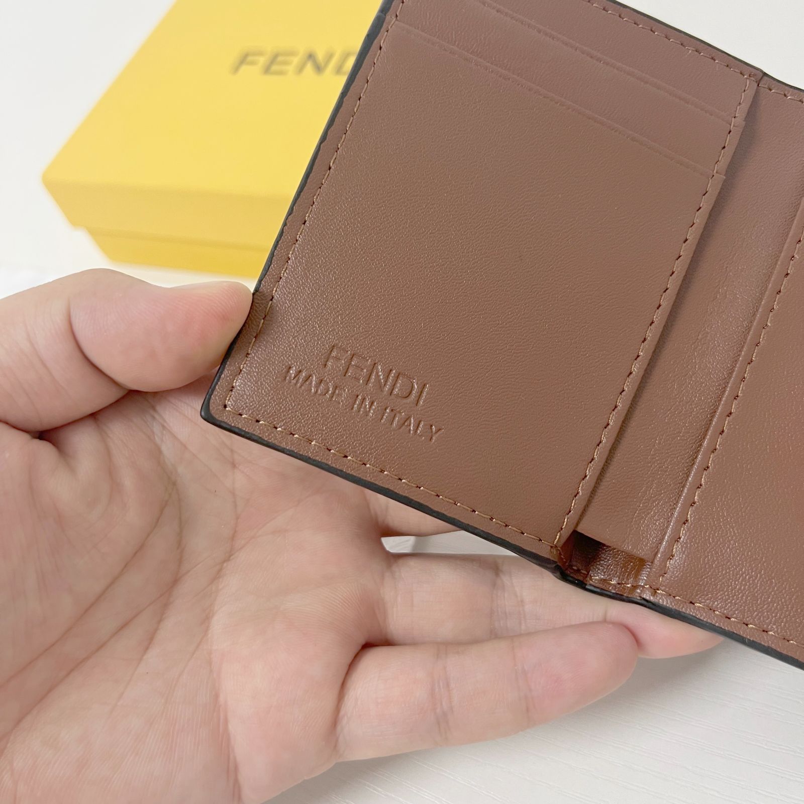 ✨極美品✨　FENDI ミニ財布　ズッカ　エンボス　FF金具　折り財布 極美品✨フェンディ Fendi 財布 三つ折り ミディアム FF
