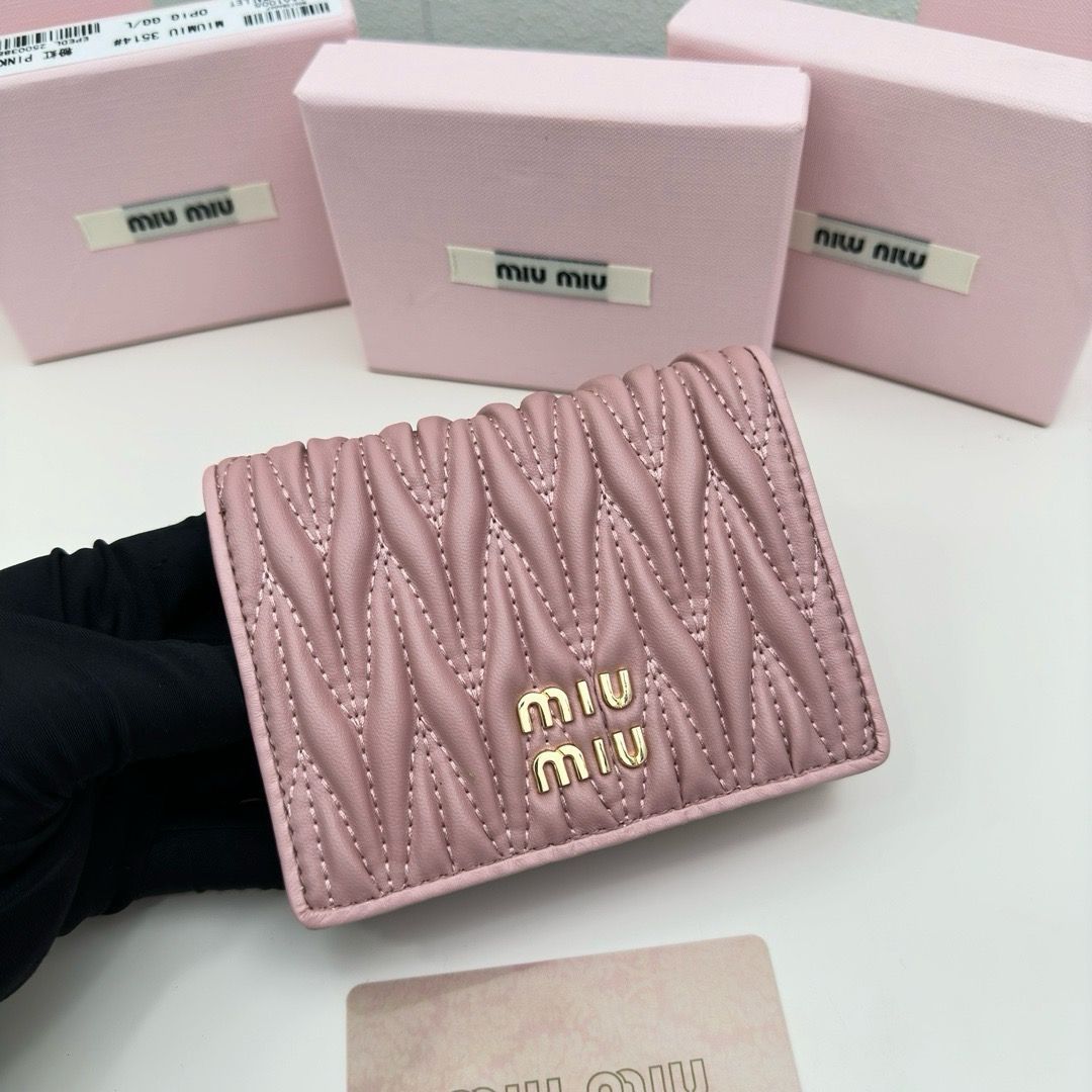 美品 ミュウミュウ MIUMIU レディース財布 二つ折り財布 ピンク - メルカリ