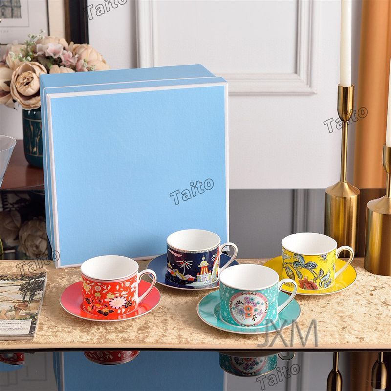 新品 未使用品 ウェッジウッド WEDGWOOD いちご柄 飯碗 箱入 花