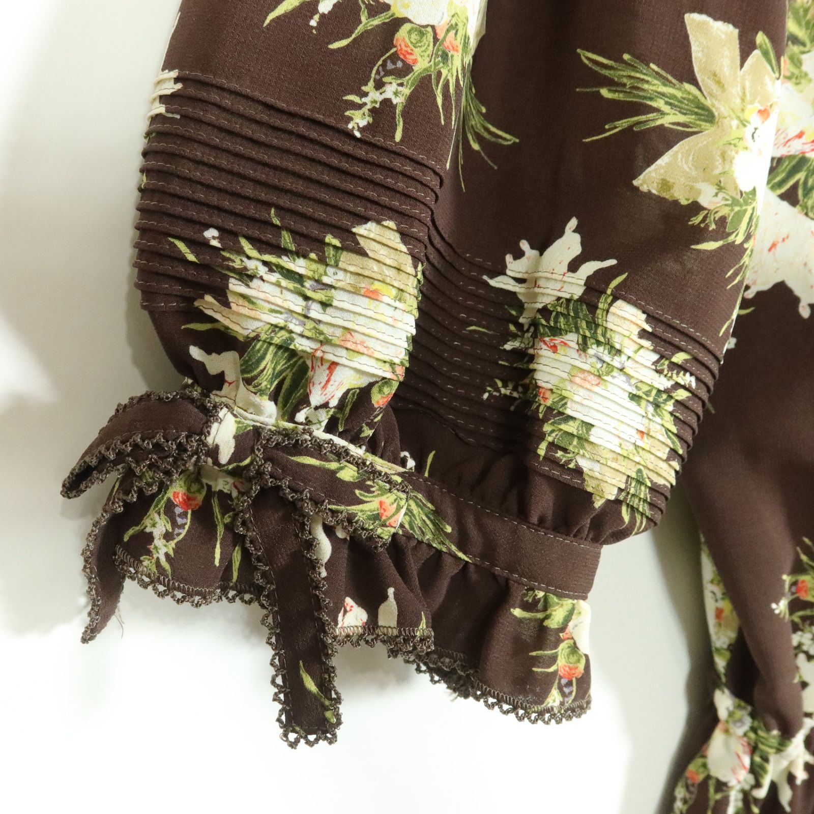 カネコイサオ☆リボン付きワンピース ブラウン系 華やかなフラワー