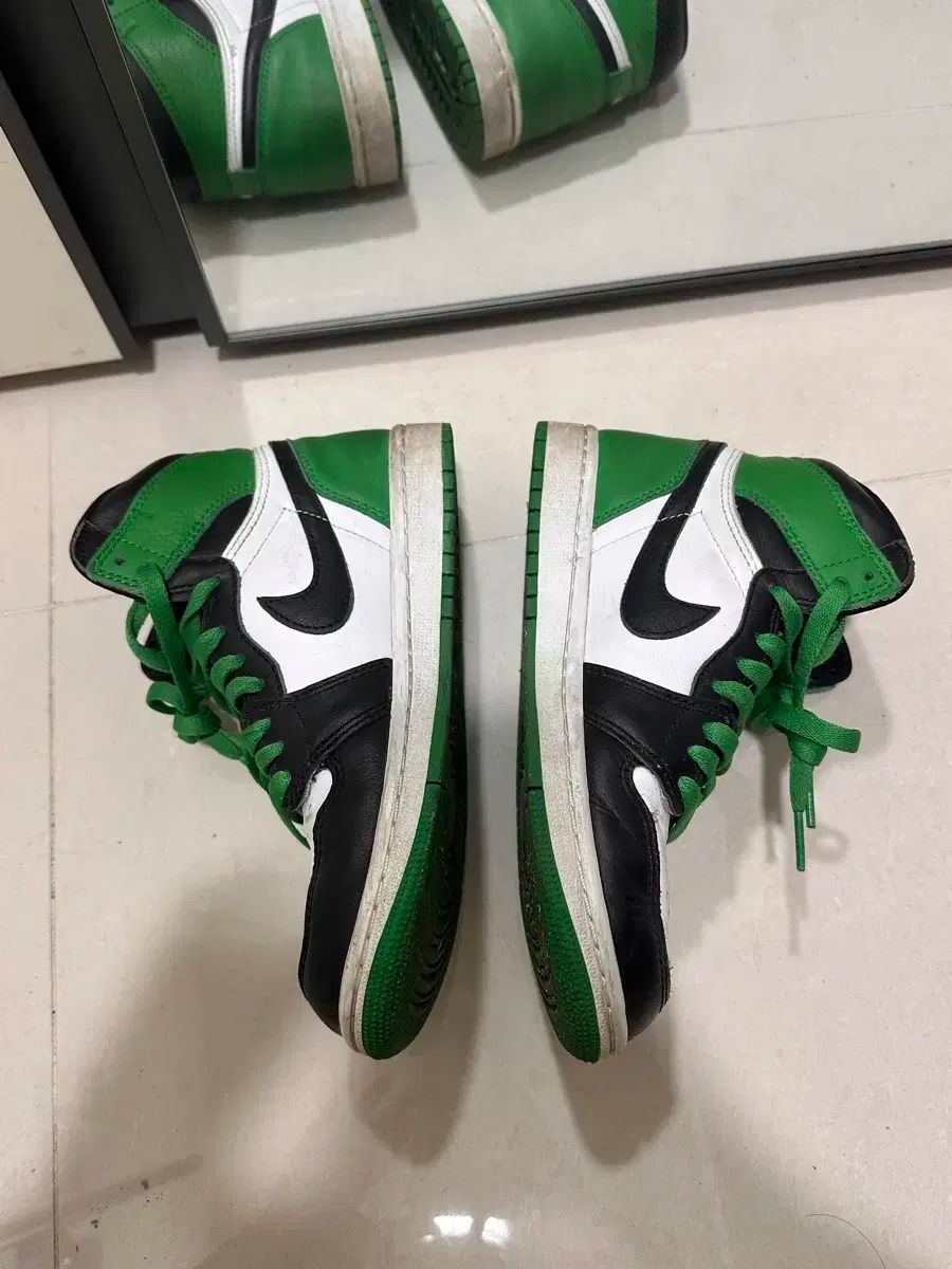 ジョーダン 1 レトロ ハイ OG 黒 アン ラッキー グリーン