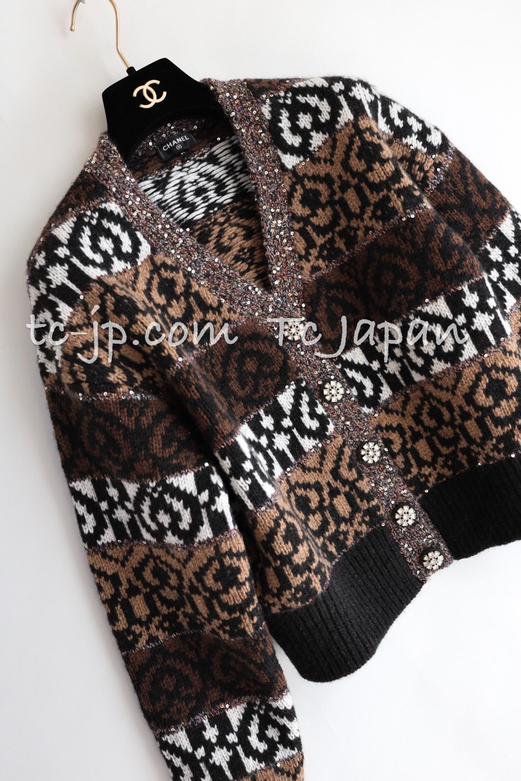 売れ筋商品|||シャネル カーディガン CHANEL ブラウン ブラック グリポア宝石ボタン ウール カシミア シルク 肉厚 超美品 34 貴重なカールのラスト作品 シャネル カーディガン CHANEL ブラウン ブラック グリポア宝石