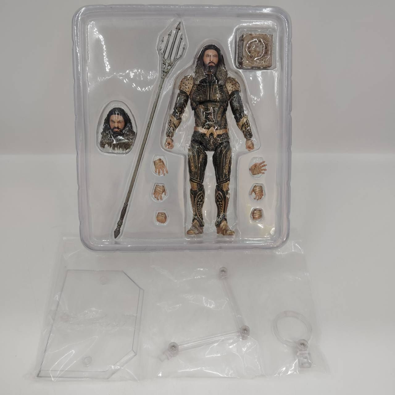 MAFEX アクアマン No.061 ジャスティスリーグ フィギュア