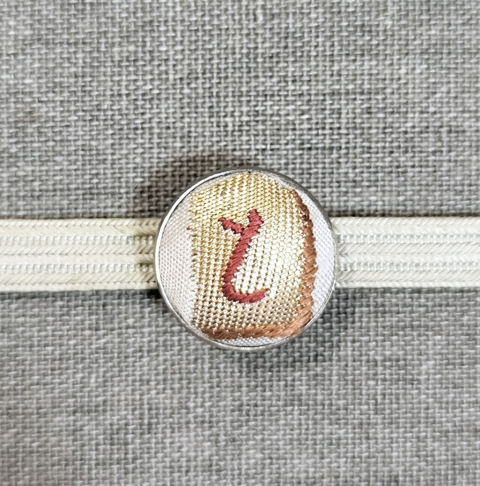 nyann✾m581＊金駒刺繍 銀駒刺繍 勝ち虫 訪問着 金駒刺繍』 金駒刺繍とは、刺繍針に通せないような太い金糸を